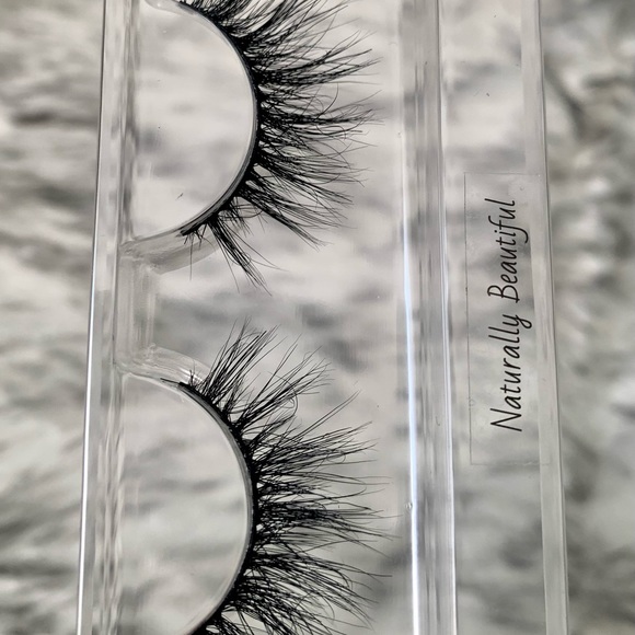 “Naturally Beautiful” || Lashful Lengths Luxury Mink Eyelashes - Picture 3 of 6